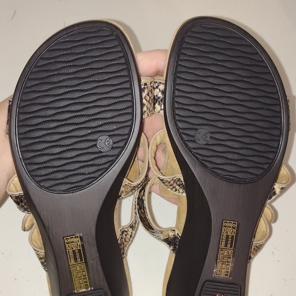 Vionic Sandal, Snake Print, Size 7 - Picture 7 of 12